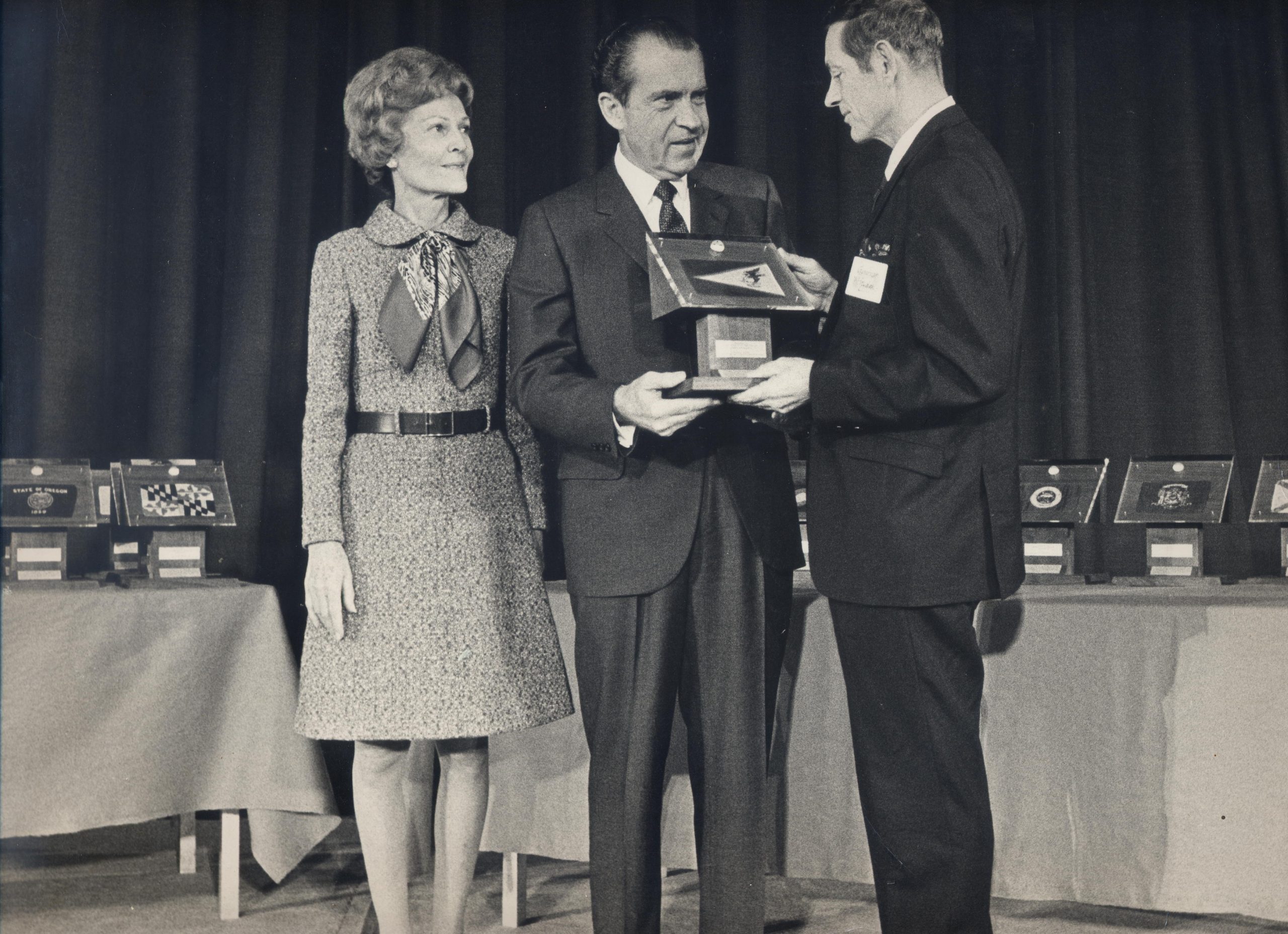 President Nixon presenting gift to Governor Haydon